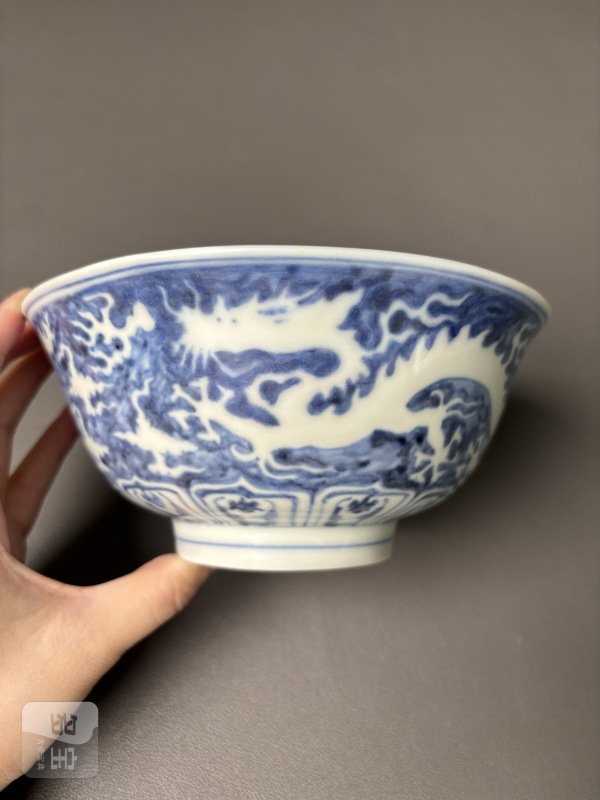 明成化 青花地留白龙纹碗 - 图3